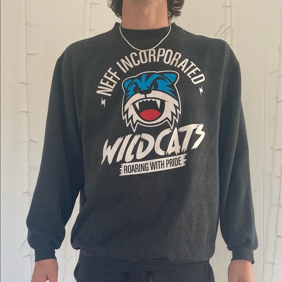 Neff crewneck. Russel athletic - Picture 1 of 1